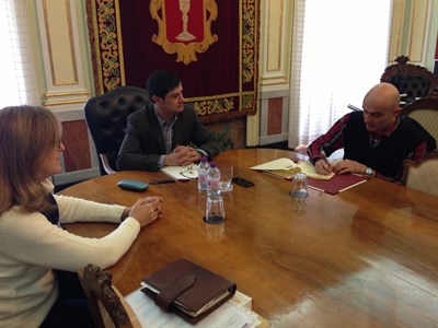 El Ayuntamiento y ACONFACU darán a los padres la posibilidad de formarse para controlar el uso que hacen sus hijos de Internet 