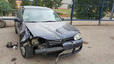 La Policía Local localiza un vehículo que se había dado a la fuga tras ocasionar daños en la barandilla de la rotonda del Tanatorio