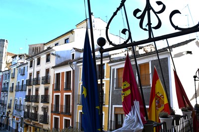 Las banderas del Ayuntamiento de Cuenca ondean a media asta en señal de duelo por el accidente ferroviario en Adamuz (Córdoba)