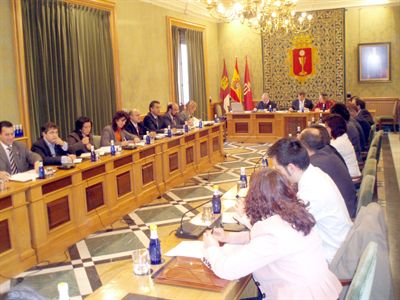 El Pleno aprueba solicitar a Fomento la cesión de un tramo de la A-40 a cambio de financiación para construir la conexión de Nohales con la autovía y para urbanizar la Avenida de la Cruz Roja