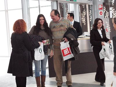 El Ayuntamiento de Cuenca recibe a los primeros viajeros con dulces y productos típicos
