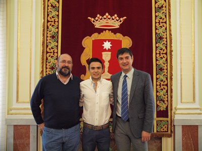 El alcalde recibe al deportista Sergio Mena, subcampeón de España de Triatlón en su categoría 
