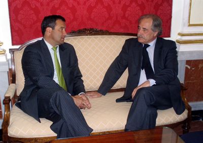 El alcalde de Cuenca traslada al presidente de la CCM su preocupación y le pide  el mantenimiento de los puestos de trabajo y la sede social en Cuenca