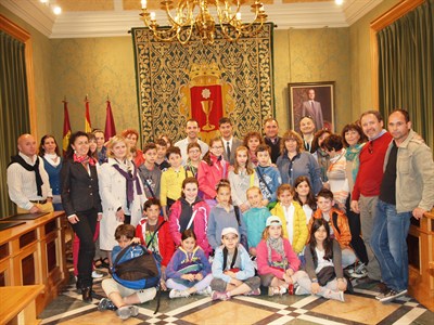 El alcalde recibe a un grupo de alumnos y profesores de Italia, Grecia, y Hungría