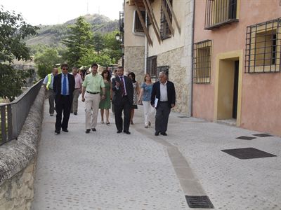 El alcalde, satisfecho con el resultado de la obra de rehabilitación de la calle Ronda del Júcar