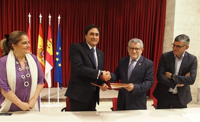 Ángel Mariscal formaliza la cesión de las iglesias de San Miguel y San Andrés para la exposición de Bill Viola