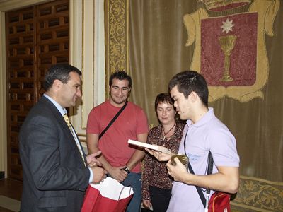 El alcalde recibe al nadador conquense Eduardo Cruz