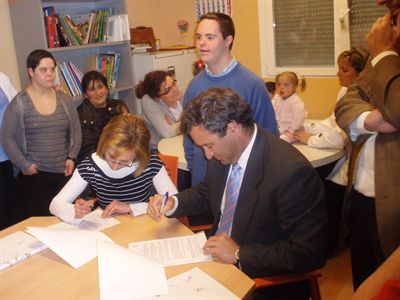 Ayuntamiento y ADOCU firman un convenio que permitirá a un joven de la Asociación trabajar en el Ayuntamiento