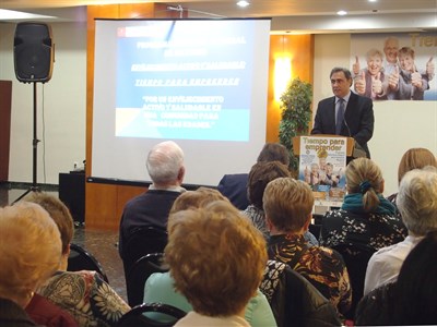 El alcalde presenta el programa integral de actividades para personas mayores ‘Tiempo para emprender’ 
