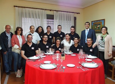 Gómez Buendía asiste a la clausura del curso de hostelería destinado a jóvenes y dentro del programa ‘Cuenca Avanza’