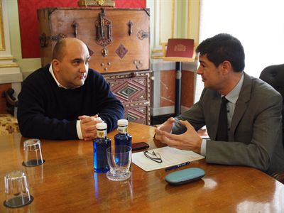El alcalde se reúne con el nuevo director de la UIMP