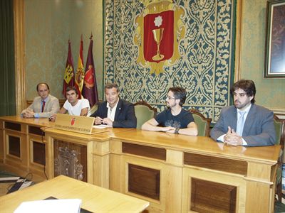 La Plaza Mayor se prepara para acoger la actuación de la Orquesta y el Orfeón Ciudad de Cuenca en el Carmina Burana