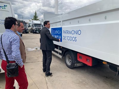 Mariscal comprueba la rotulación de la nueva maquinaria para la limpieza y recogida de residuos 