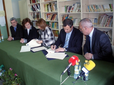 Ayuntamiento y Consejería de Educación firman un convenio que permitirá construir un pabellón polideportivo en el colegio Santa Teresa