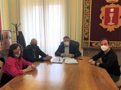 El alcalde conoce la participación de la Galería Casa Zóbel en la feria Antik Passion Almoneda, donde mostrará “el arte de Cuenca” 