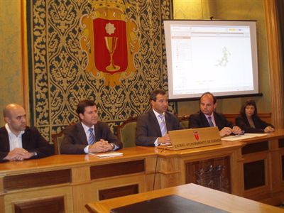El alcalde presentó el programa Urbanismo en Red junto a los responsables de Red.es