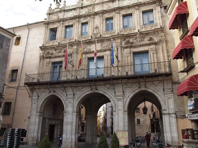 Los pensionistas y familias numerosas pueden solicitar las bonificaciones fiscales en el pago del IBI y en alcantarillado, depuradora y basuras