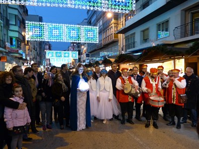 La dama de la Luz de la Navidad, acompañada de niños y dulzaineros, enciende las luces que iluminarán las principales calles conquenses durante estas fiestas navideñas