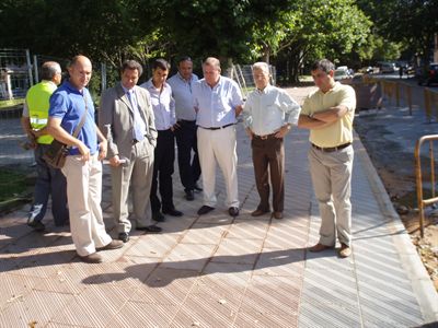 El alcalde visita las obras de remodelación del acerado