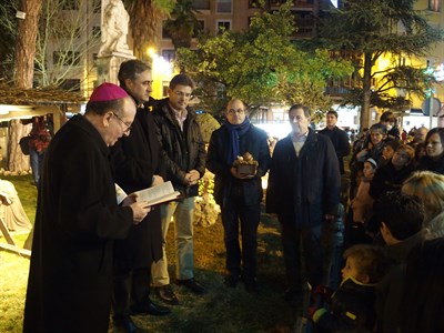 El tradicional Belén de la Plaza de la Hispanidad vuelve a lucirse ante los ojos de los conquenses