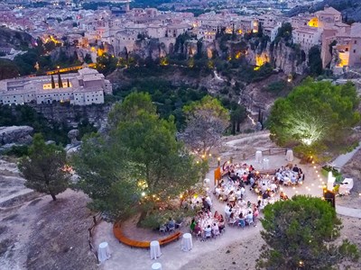 Cerca de cien comensales participan en la cena emblemática del Mirador de Miguel Ángel Troitiño