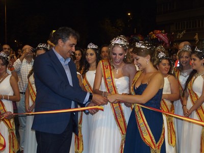 Un desfile de carrozas con las temáticas más representativas de la historia de Cuenca y el posterior corte de cinta, inauguran oficialmente el recinto ferial