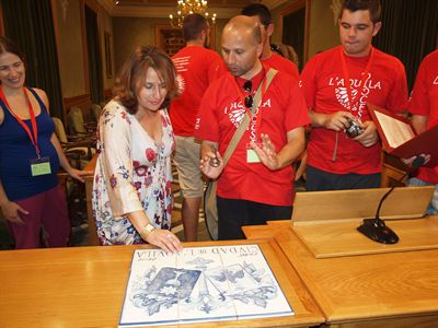 L’Aquila regala a Cuenca una placa conmemorativa por el XXV aniversario de su hermanamiento 