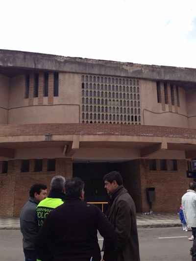 El fuerte viento provoca que se caiga parte de la cornisa del Mercado de Santa Ana