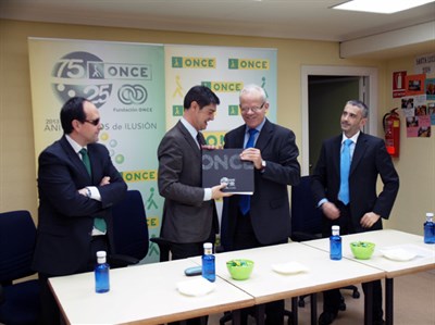 La ONCE entrega a Juan Ávila un ejemplar del libro 