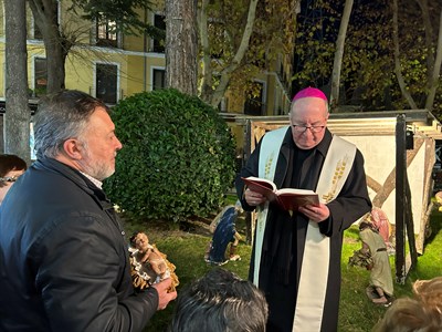 El tradicional Belén de la Plaza de la Hispanidad ya luce bajo la estrella luminosa de Navidad