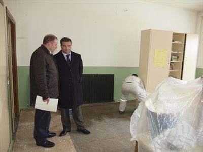 El alcalde supervisa los trabajos de mantenimiento y pintura en los colegios públicos de la capital conquense