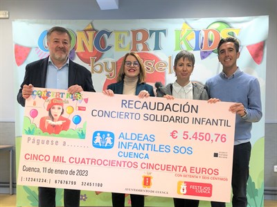 Dolz entrega la recaudación del espectáculo de Gisela a Aldeas Infantiles SOS