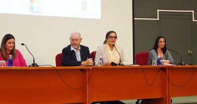 Juan Eslava Galán confiesa su fijación por Cervantes y su obra en el encuentro con sus lectores de la Feria del Libro