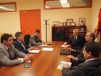 Los promotores de la planta de biomasa informan del proyecto a los representantes institucionales