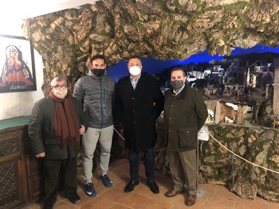 El alcalde visita el Belén de la Hermandad de San Isidro Labrador (Vulgo de Arriba)