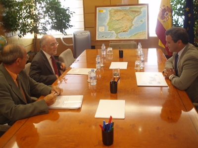 El alcalde traslada a Fomento su proyecto para sacar las vías del tren convencional 