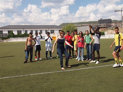 LA CONCEJALA DE SERVICIOS SOCIALES HACE EL SAQUE DE HONOR DEL V TROFEO ‘AMBAR’ POR LA MULTICULTURALIDAD
