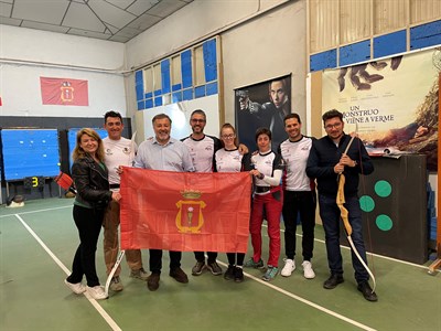 Dolz de la enhorabuena al Club de Tiro con Arco Cuenca, que ha logrado 24 medallas nacionales en menos de cuatro años