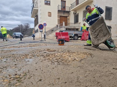 El Servicio de Obras del Ayuntamiento de Cuenca actúa en la mejora del pavimento del Casco Antiguo de cara a Semana Santa