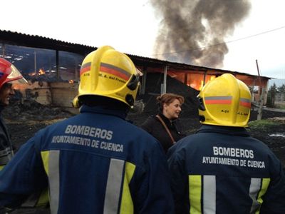 Los bomberos intervienen en el incendio de una empresa cárnica de 
La Melgosa
