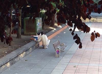 El Ayuntamiento pinta los muros de la Plaza de España