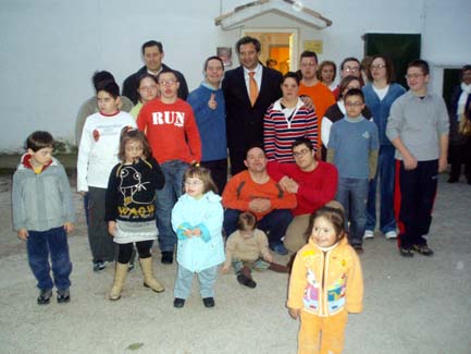 El alcalde visitó la sede de ADOCU y se interesó por las actividades que realizan