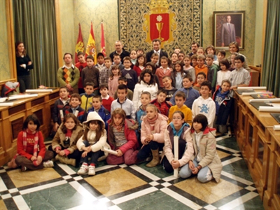 Alumnos del colegio de San Fernando leen la Declaración de los Derechos Humanos en el salón de Sesiones del Ayuntamiento