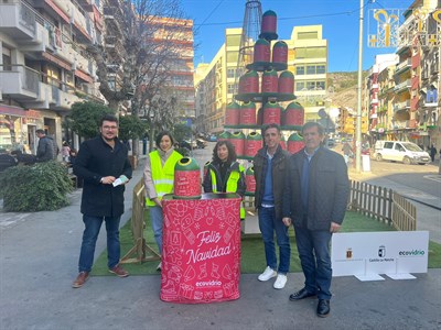 Ecovidrio impulsa con el Ayuntamiento el reciclaje de envases de vidrio en Cuenca durante las Navidades con un árbol formado por miniglús