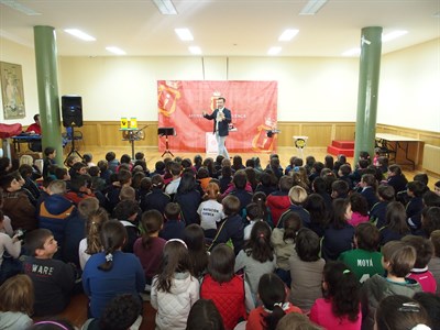 La Plaza Mayor se convierte en un aula abierta y recibe a cientos de niños que se empapan de literatura de una forma diferente y divertida