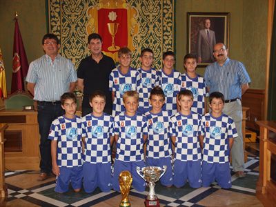 El alcalde recibe a la Escuela Municipal Alevín de Fútbol 7