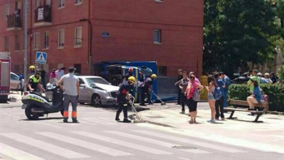 Vuelca un camión en la calle de la Guardia Civil
