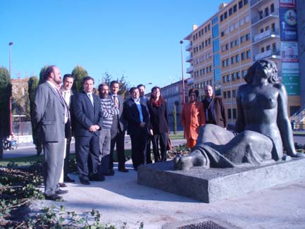 La réplica de Martínez Bueno ya está en la rotonda del Centro de Recepción de Turistas