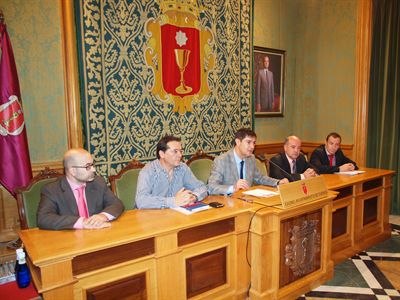 Ayuntamiento y comerciantes acuerdan eliminar el aparcamiento en Carretería