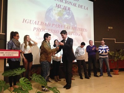 El alcalde agradece al CDE Pozo de las Nieves su “coraje” para llevar los valores de la igualdad a un mundo de hombres 